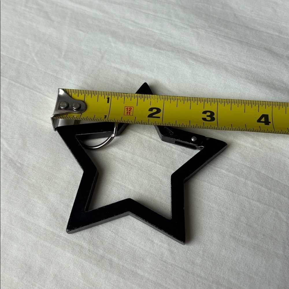 Black Star Metal Keychain - Picture 3 of 4
